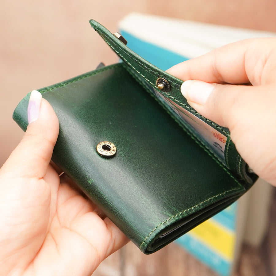 ELVOR Men's RFID Tri-Fold Wallet, Oil Crunch Leather, 9 Card Slots, Pop-Up Holder(Style ID #48)